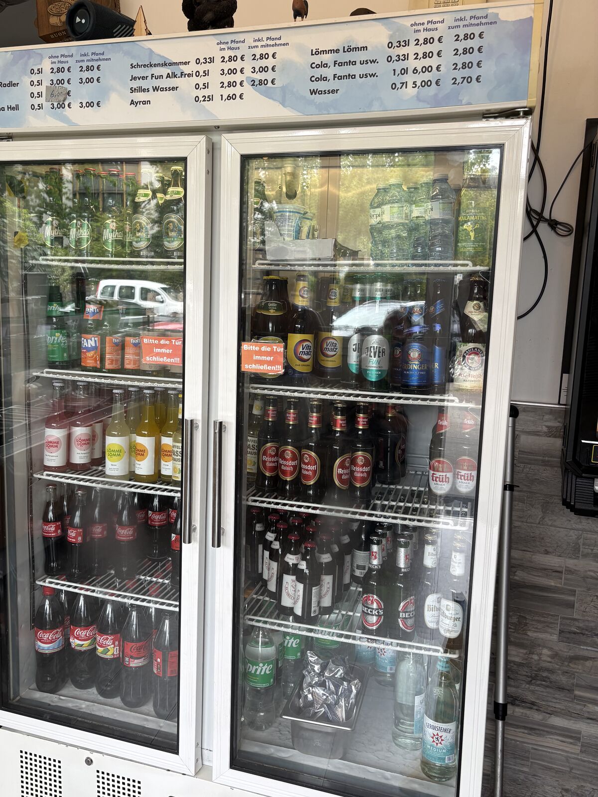 Getränkeauswahl und Speisekarte im Akti Grill
